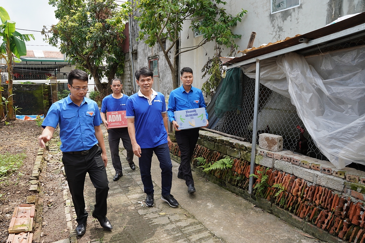 Đoàn Vinamilk gửi tặng những sản phẩm dinh dưỡng cho người dân tỉnh Ninh Bình, ghé thăm những gia đình chịu ảnh hưởng nặng nề sau bão lũ. Ảnh: Tịnh Không