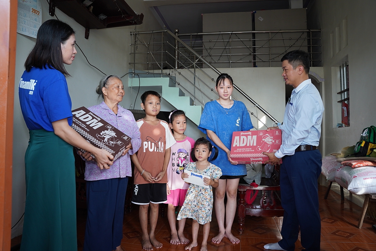 Đoàn Vinamilk trao tặng sản phẩm dinh dưỡng, thăm hỏi động viên người dân ở xã Hoằng Hóa, tỉnh Thanh Hóa. Ảnh: Tịnh Không