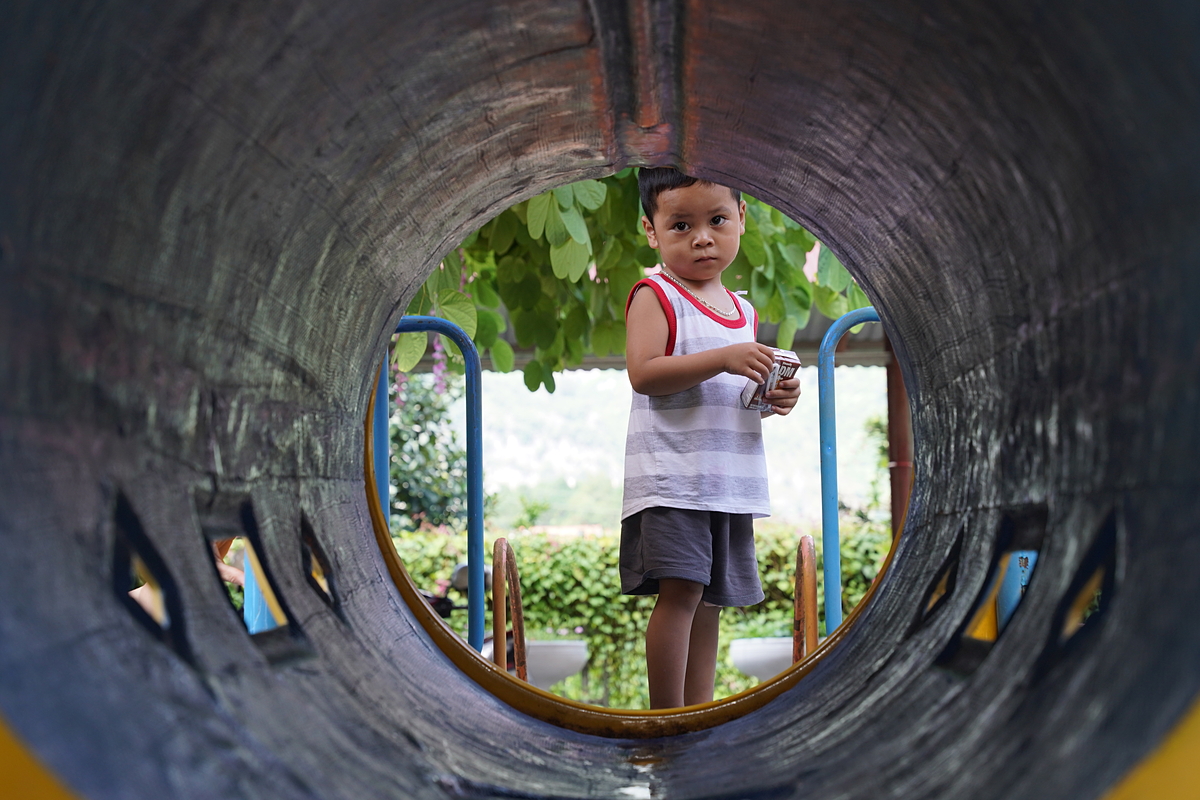 Em bé trường mầm non Nhật Tiến sau những ngày bão lũ. Ảnh: Tịnh Không