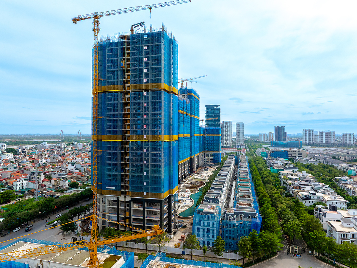 Các hạng mục về hạ tầng, cảnh quan, tiện ích cũng đang được đẩy mạnh để cư dân có thể tận hưởng trọn vẹn không gian sống đẳng cấp.