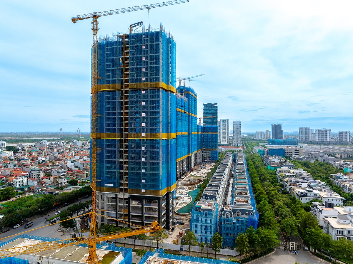 Các hạng mục về hạ tầng, cảnh quan, tiện ích cũng đang được đẩy mạnh để cư dân có thể tận hưởng trọn vẹn không gian sống đẳng cấp.