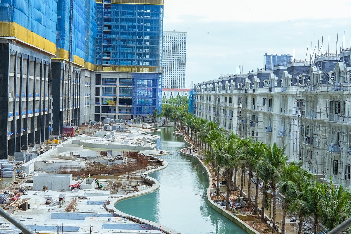 Sau khi hoàn thiện, tổ hợp giải trí mặt đất của dự án sẽ sở hữu biển hồ nhân tạo dài gần 0,5km cùng hơn 20 tiện ích giải trí, thư giãn cao cấp như: quảng trường trung tâm, chòi nghỉ, vườn hoa bốn mùa, khu thể thao ngoài trời, khu vui chơi trẻ em…