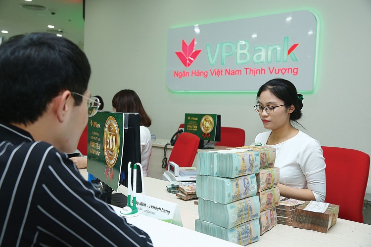 Nhiều người vẫn lựa chọn ưu tiên kênh tiết kiệm nhờ tính ổn định, rủi ro thấp hơn so với thị trường chứng khoán hay bất động sản, vàng.