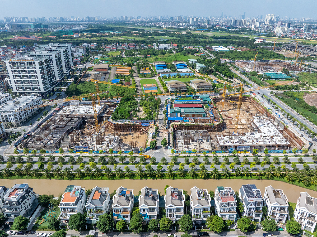 Noble Crystal Long Bien sở hữu tầm nhìn panorama độc đáo hướng thẳng ra sân Golf Long Biên và hồ điều hòa Harmony, chỉ cách phố cổ chưa tới 10 phút di chuyển sau khi siêu cầu Trần Hưng Đạo hoàn thành.