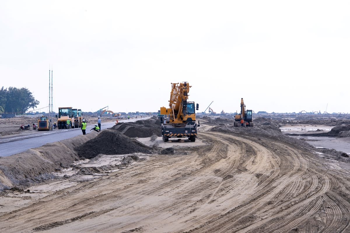 Công trường Vinhomes Green Paradise đang thi công 3 ca 4 kíp với hàng nghìn phương tiện, máy móc nhằm đảm bảo tiến độ dự án.