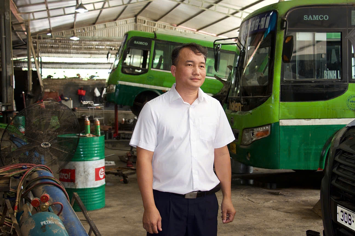 Ông Bùi Trung Dũng - Phó Giám đốc Agribank Chi nhánh Thái Nguyên cùng cán bộ xuống cơ sở động viên khách hàng.