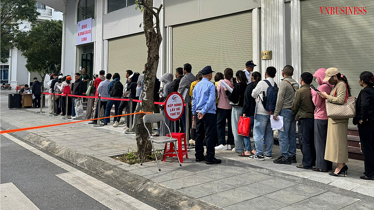 Nhiều người đến chờ từ sáng sớm để nộp hồ sơ mua nhà ở xã hội.
