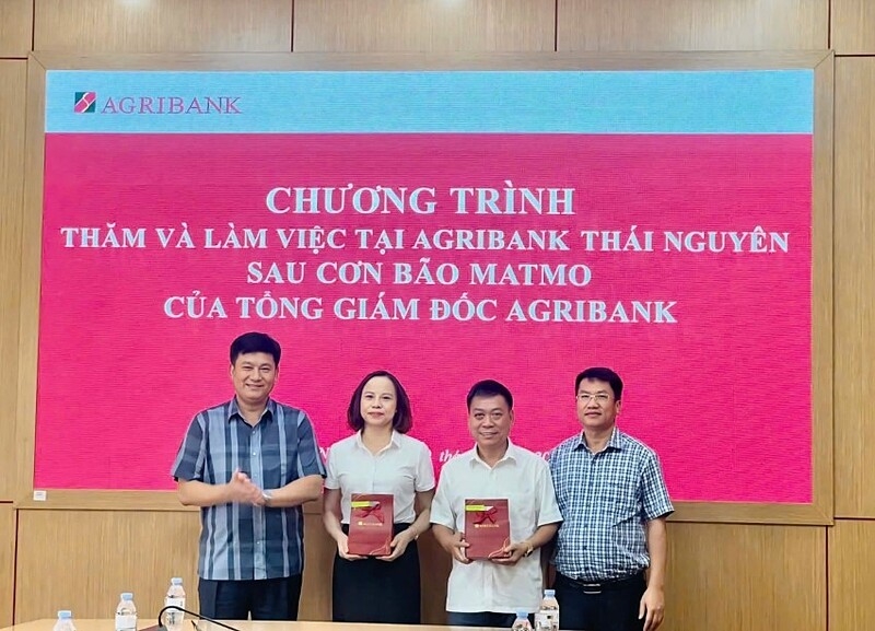 Đồng chí Phạm Toàn Vượng - Tổng Giám đốc Agribank đã làm việc với các chi nhánh trên địa bàn tỉnh Thái Nguyên để kiểm tra, chỉ đạo công tác khắc phục hậu quả bão số 11, thăm hỏi người lao động và khách hàng bị thiệt hại.