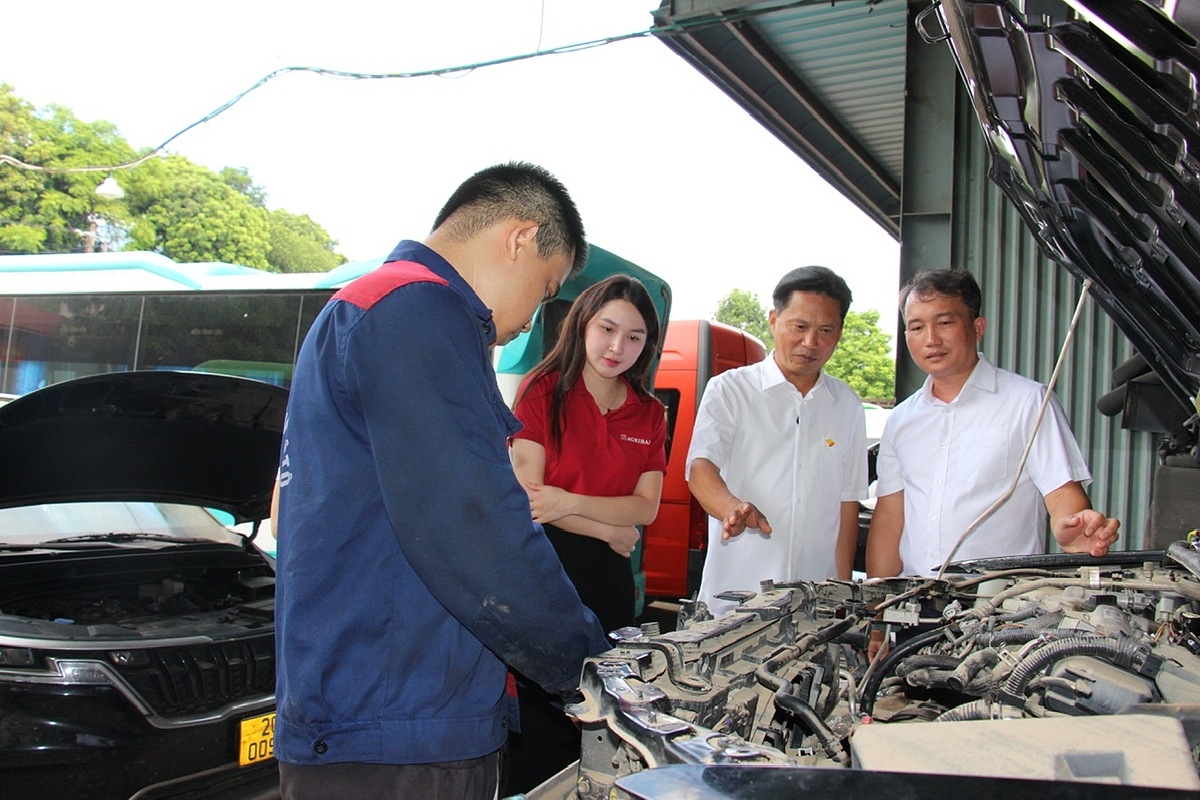 Cán bộ Agribank thăm hỏi, động viên doanh nghiệp Hà Lan.