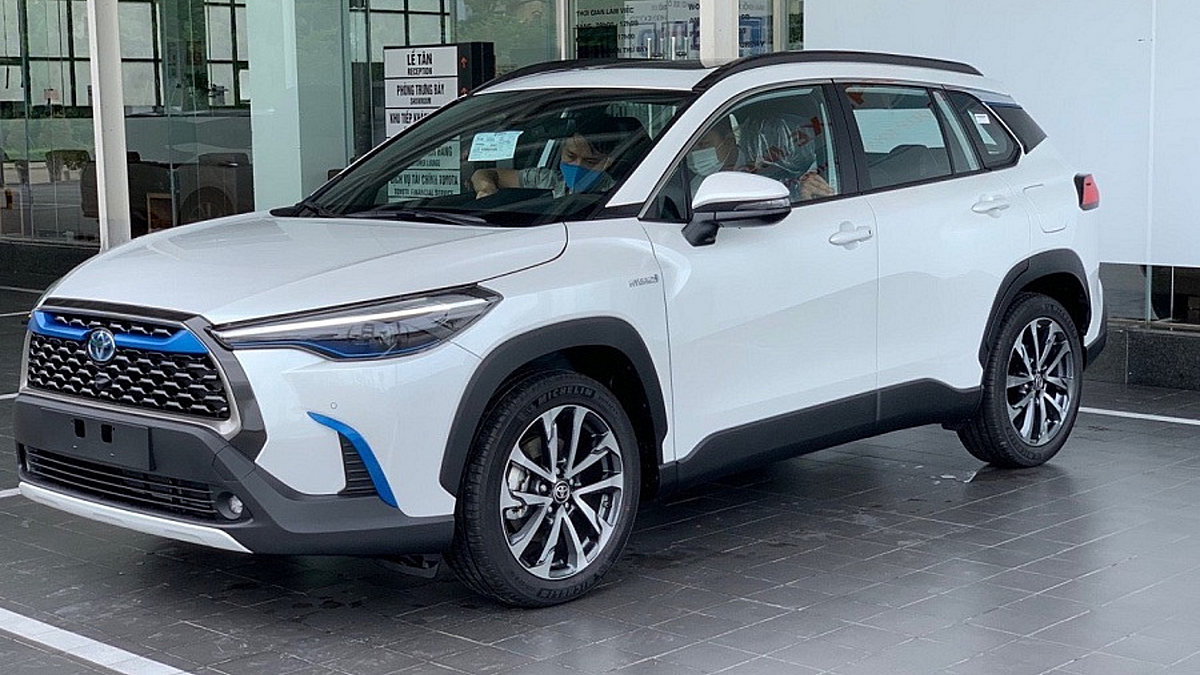 Người dùng Việt đang dần thích ứng với ô tô lai xăng - điện?