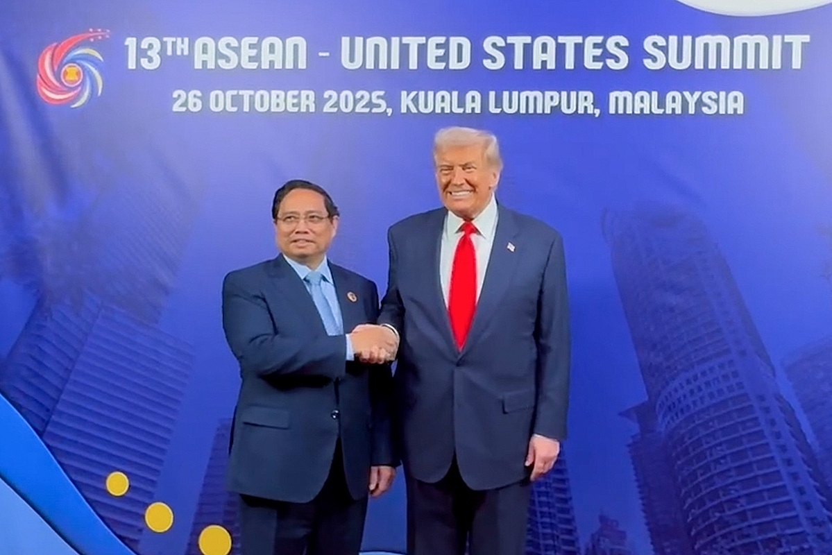 Thủ tướng Chính phủ Phạm Minh Chính và Tổng thống Hoa Kỳ Donald Trump bên lề Hội nghị Cấp cao ASEAN - Hoa Kỳ. Ảnh VGP