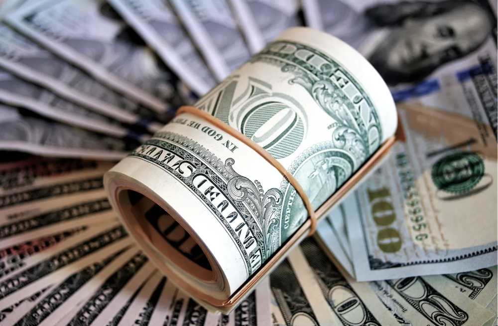 Sáng ngày 27/10, USD trên thị trường tự do bán ra ở mức 27.659 đồng/USD, trong khi thị trường chính thức bán ra ở mức 26.352 đồng/USD.