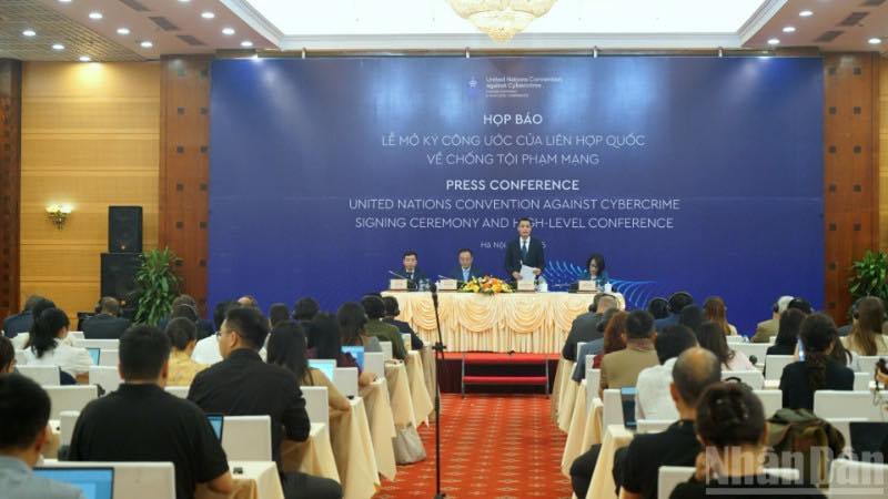 Toàn cảnh họp báo Lễ mở ký Công ước của Liên hợp quốc về chống tội phạm mạng.