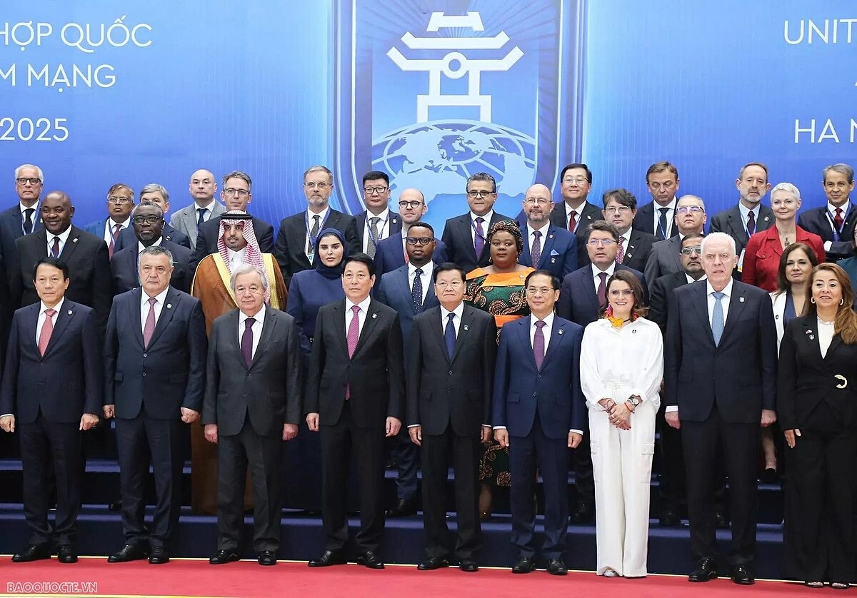 Chủ tịch Lương Cường chụp ảnh cùng các trưởng đoàn dự Lễ mở ký Công ước Liên hợp quốc &lpar;LHQ&rpar; về tội phạm mạng.