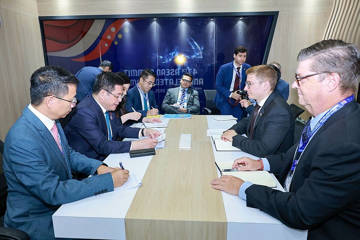 Chiều 26/10, Bộ trưởng Nguyễn Hồng Diên cùng đoàn công tác Bộ Công Thương làm việc với Thứ trưởng Bộ Ngoại giao Hoa Kỳ phụ trách Kinh tế, Môi trường và Năng lượng Jacob Helberg với tinh thần thống nhất hướng đến hoàn thành, ký kết Hiệp định Thương mại đối ứng, công bằng và cân bằng.