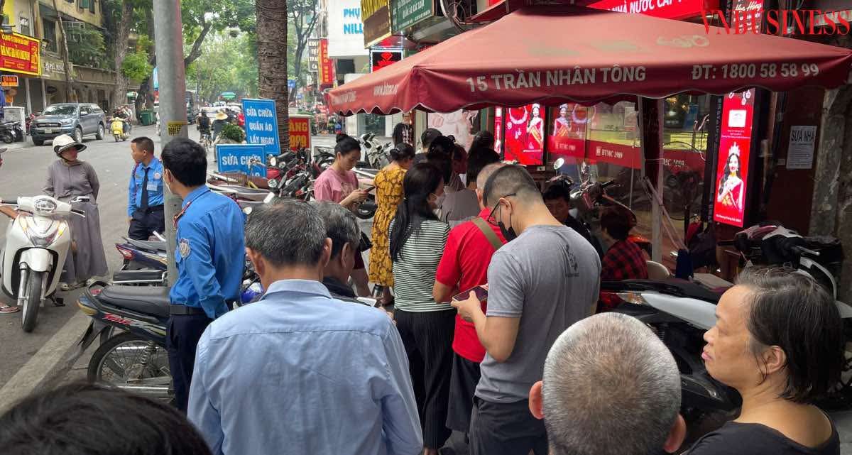 Nhiều nhà đầu tư bối rối khi mua vàng trong nhịp giảm.