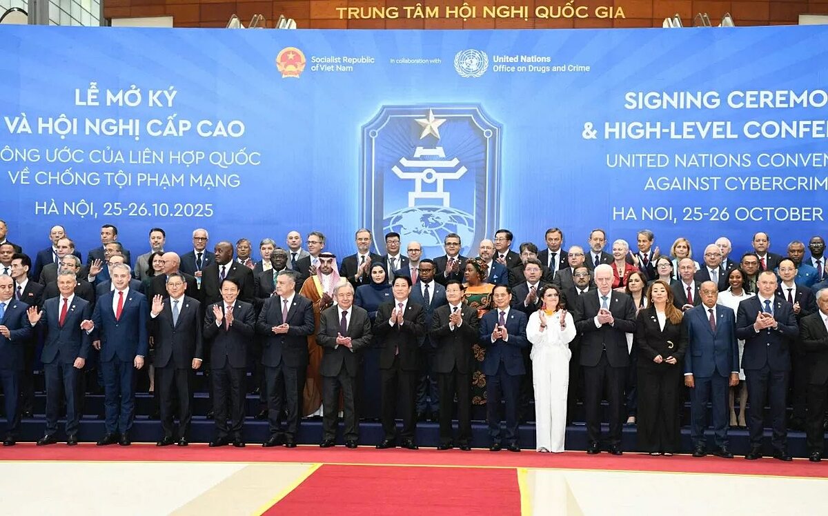 Các Trưởng đoàn dự Lễ mở ký Công ước Liên hợp quốc &lpar;LHQ&rpar; về tội phạm mạng và chụp ảnh chung đã chính thức diễn ra.