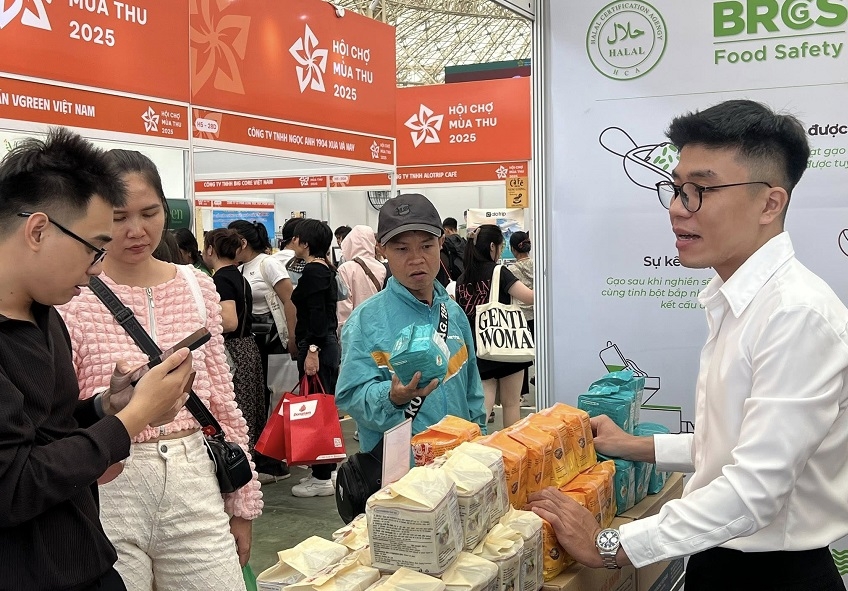 Khách hàng tham quan gian hàng và truy xuất nguốn gốc các sản phẩm bún Jimmy tại Hội chợ mùa thu.