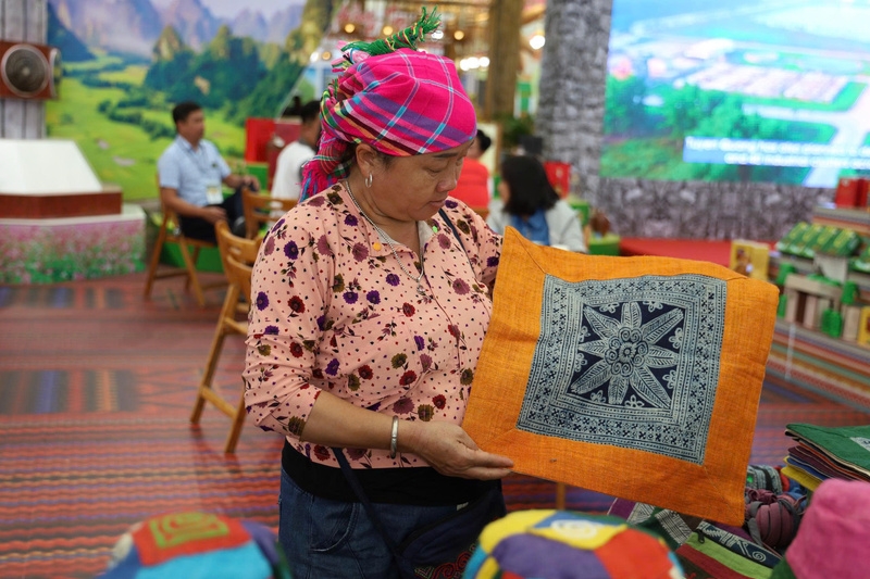 Gian hàng OCOP tỉnh Tuyên Quang thu hút với những tấm vải lanh rực rỡ sắc màu, sản phẩm thủ công tinh xảo do Hợp tác xã Dệt lanh Cán Tỷ mang đến hội chợ.