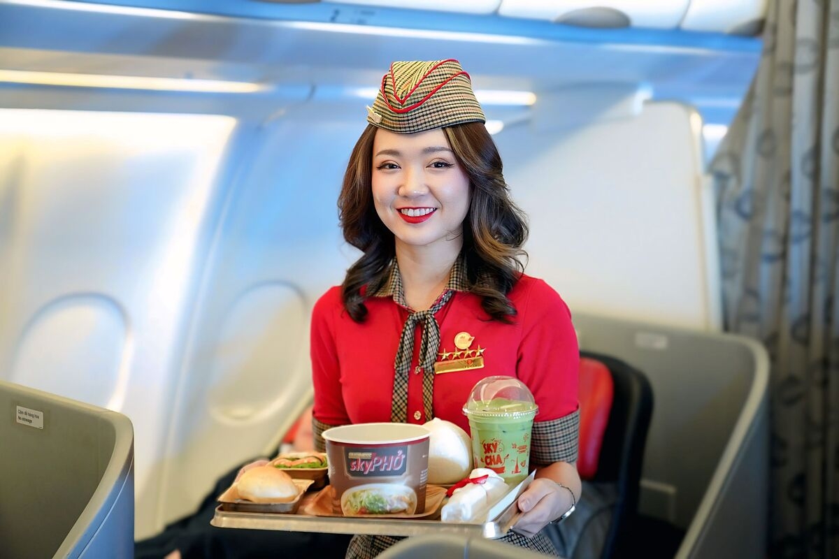 Tiếp viên xinh đẹp, tận tâm chu đáo của Vietjet luôn làm hài lòng khách hàng.