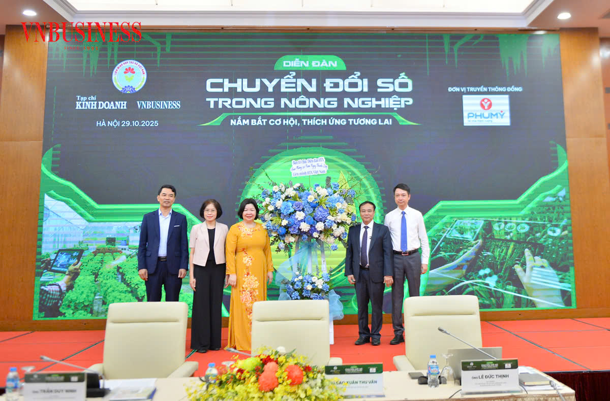 Thường trực Liên minh HTX Việt Nam nhận lẵng hoa chúc mừng từ Ban tổ chức Diễn đàn nhân dịp 32 năm ngày thành lập Liên minh HTX Việt Nam &lpar;29/10/1993-29/10/2025&rpar;.