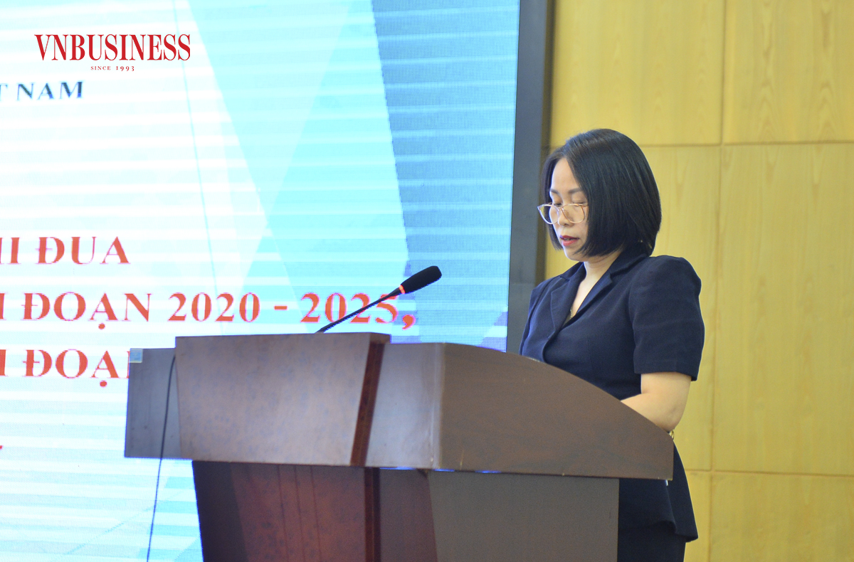 Đại biểu tham dự Hội nghị phát biểu tham luận.