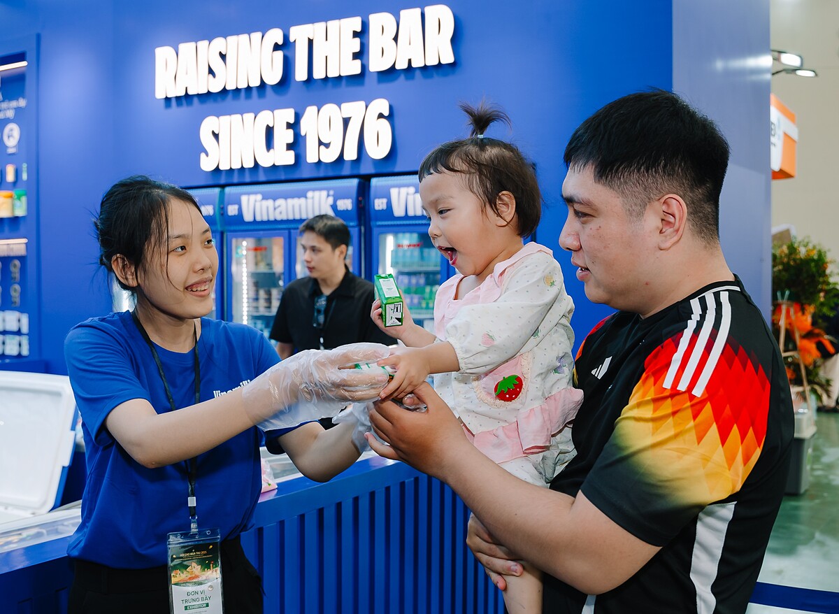 Người tiêu dùng được mời thưởng thức các sản phẩm mới của Vinamilk. Ảnh: Vi Nam