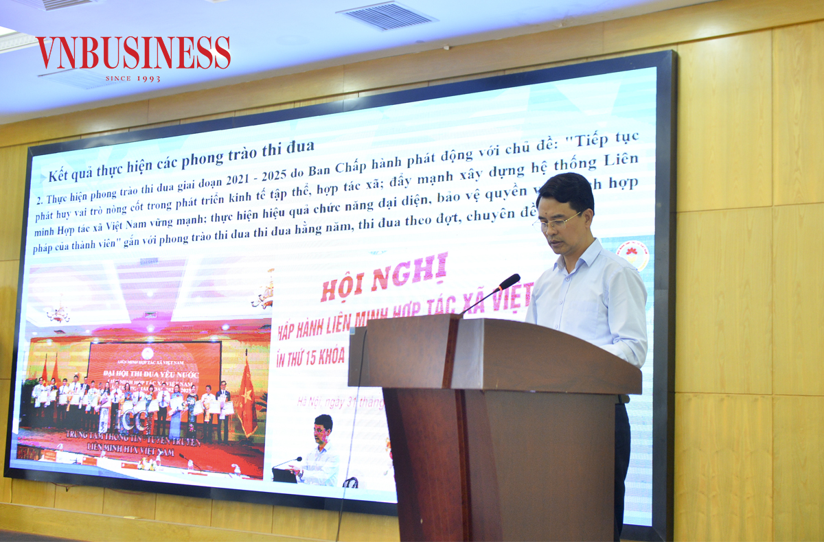 Phó Chủ tịch Liên minh HTX Việt Nam Đinh Hồng Thái phát biểu báo cáo tổng kết phong trào thi đua, biểu dương điển hình tiên tiến giai đoạn 2020-2025 tại Hội nghị.