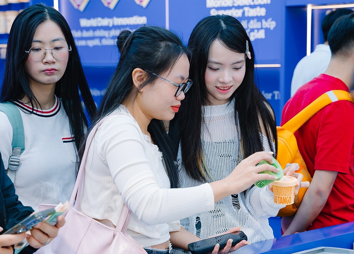 Các bạn trẻ thích thú trải nghiệm những vị kem Vinamilk mát lành. Ảnh: Vi Nam