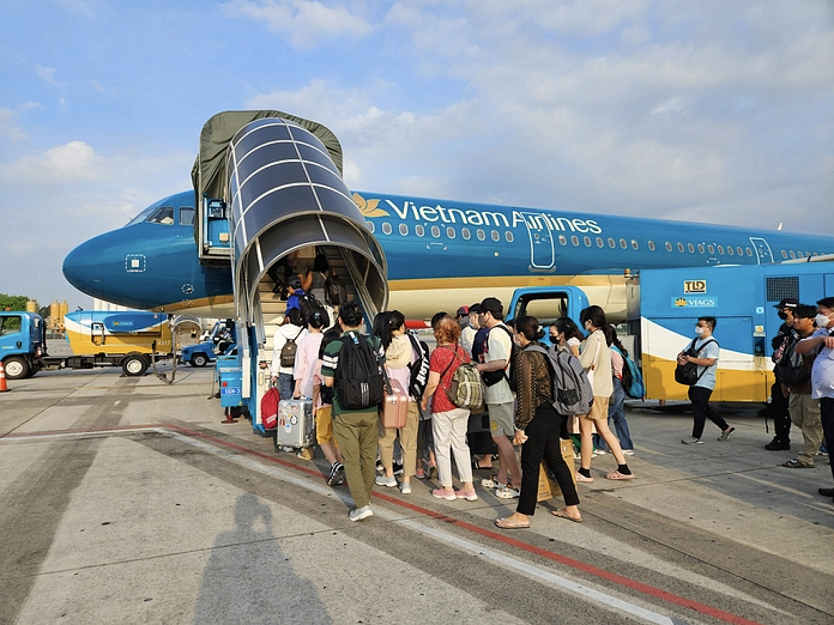 Từ 3/11, Vietnam Airlines bắt đầu thu phí hành lý xách tay quá cước ngay tại cửa ra máy bay.