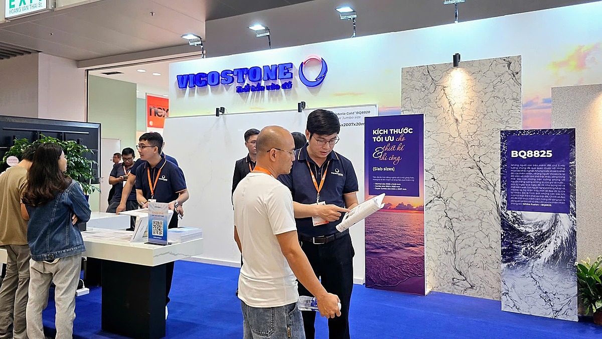 Khách hàng trải nghiệm sản phẩm Vicostone tại Triển lãm Nội thất & Xây dựng Việt Nam &lpar;VIBE&rpar; 2025.