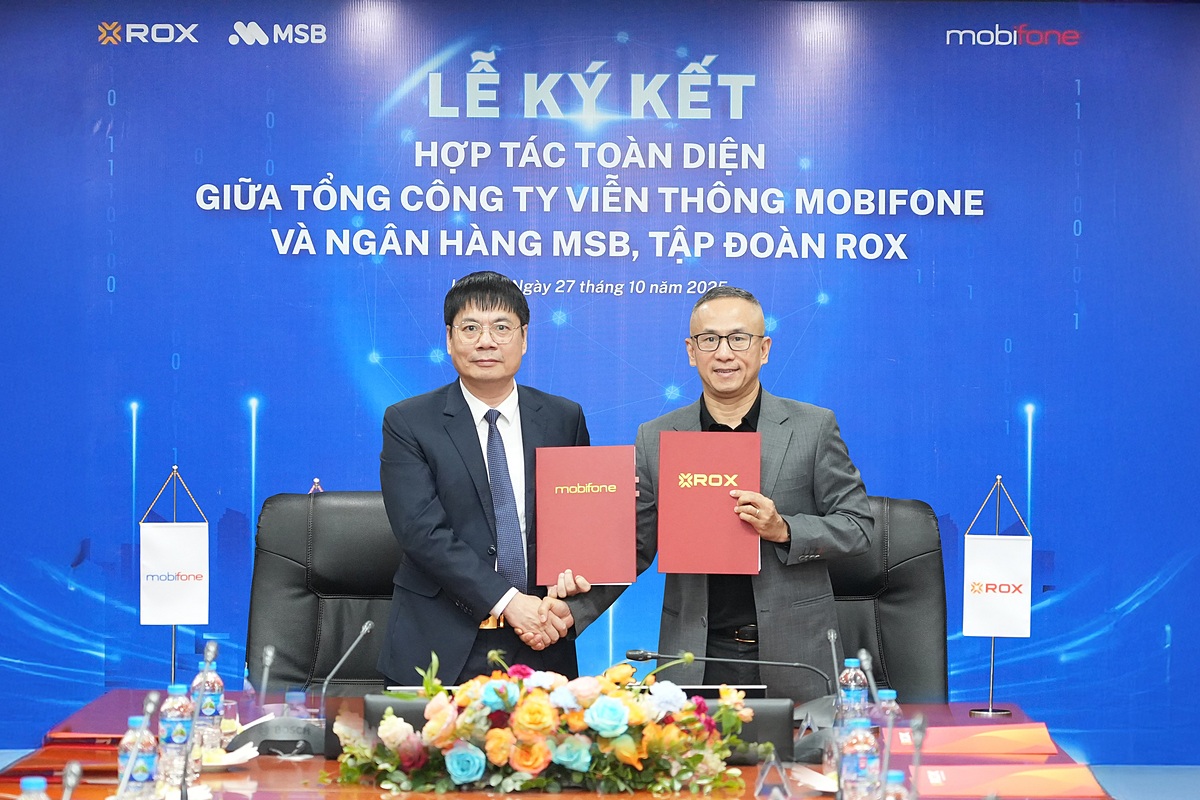 Đại diện MobiFone &lpar;trái&rpar; và ROX tại lễ ký kết hợp tác ngày 27/10/2025.