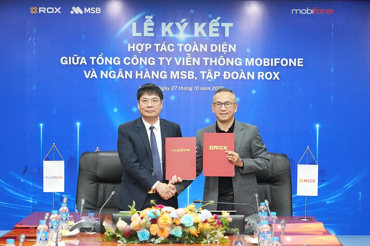 Đại diện MobiFone &lpar;trái&rpar; và ROX tại lễ ký kết hợp tác ngày 27/10/2025.