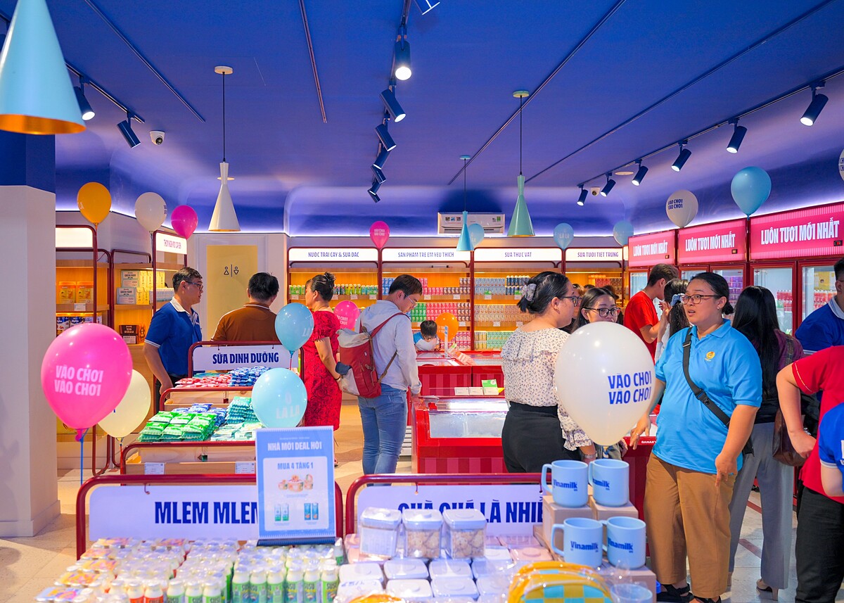 Các cửa hàng Vinamilk đã được thay đổi đồng bộ theo nhận diện thương hiệu mới. Ảnh: Vi Nam.