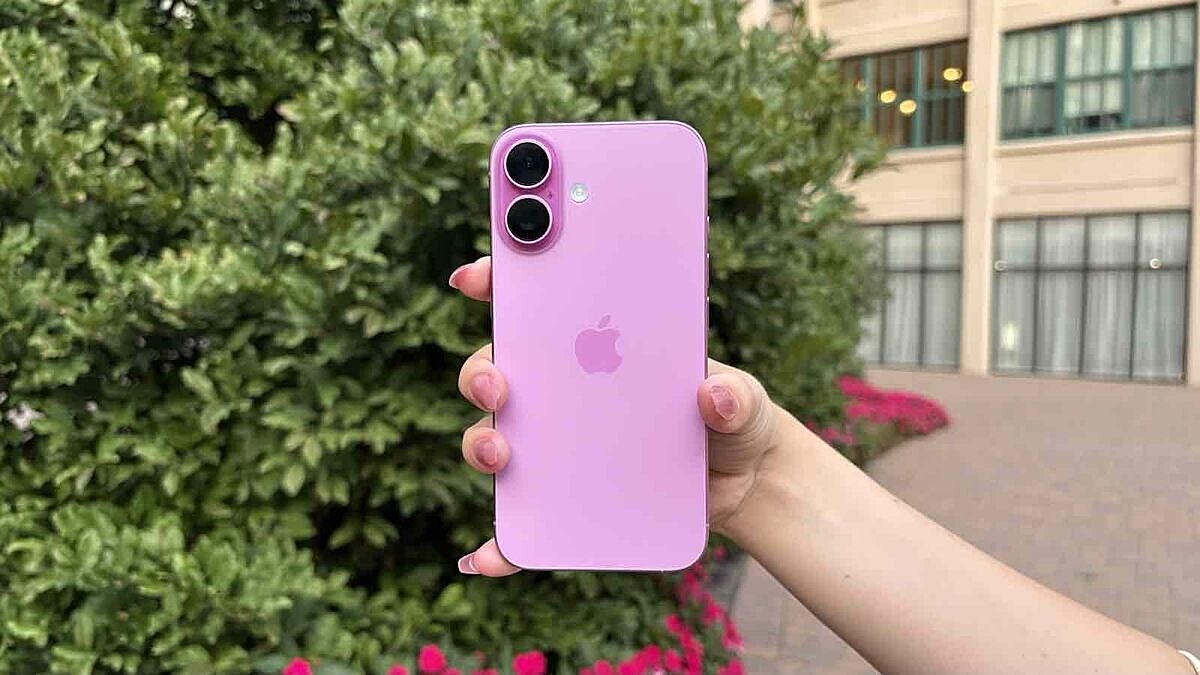 iPhone 16 giảm giá mạnh, thu hút người tiêu dùng dịp cuối năm.