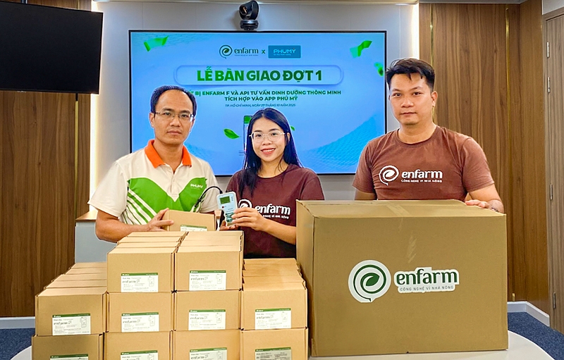 Phú Mỹ nhận bàn giao thiết bị đo dinh dưỡng đất thông minh Enfarm.