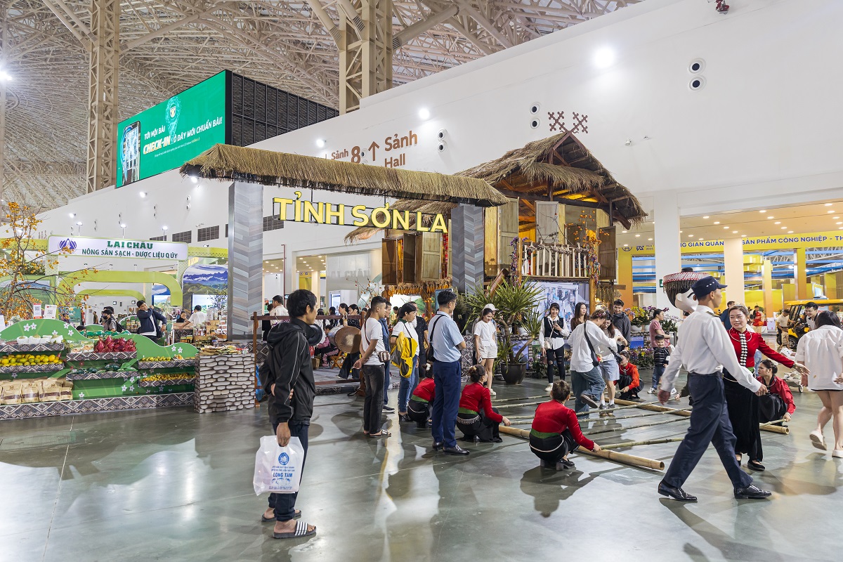 Với quy mô hơn 130.000m², Hội chợ Mùa thu tại VEC tựa như một “sàn diễn” khổng lồ của tinh hoa vùng miền.