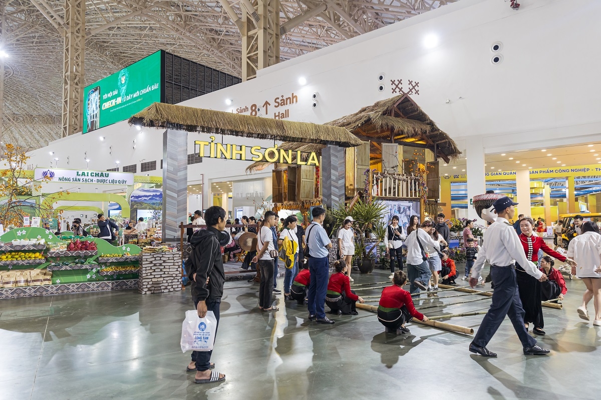 Với quy mô hơn 130.000m², Hội chợ Mùa thu tại VEC tựa như một “sàn diễn” khổng lồ của tinh hoa vùng miền.