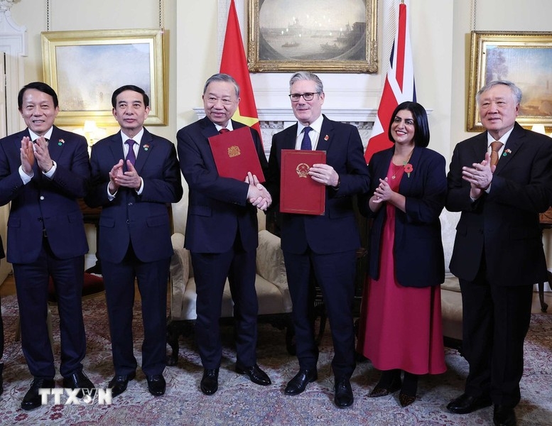 Hai nhà Lãnh đạo trao Tuyên bố chung về việc chính thức nâng cấp quan hệ Việt Nam - Anh lên Đối tác Chiến lược toàn diện. Ảnh: TTXVN