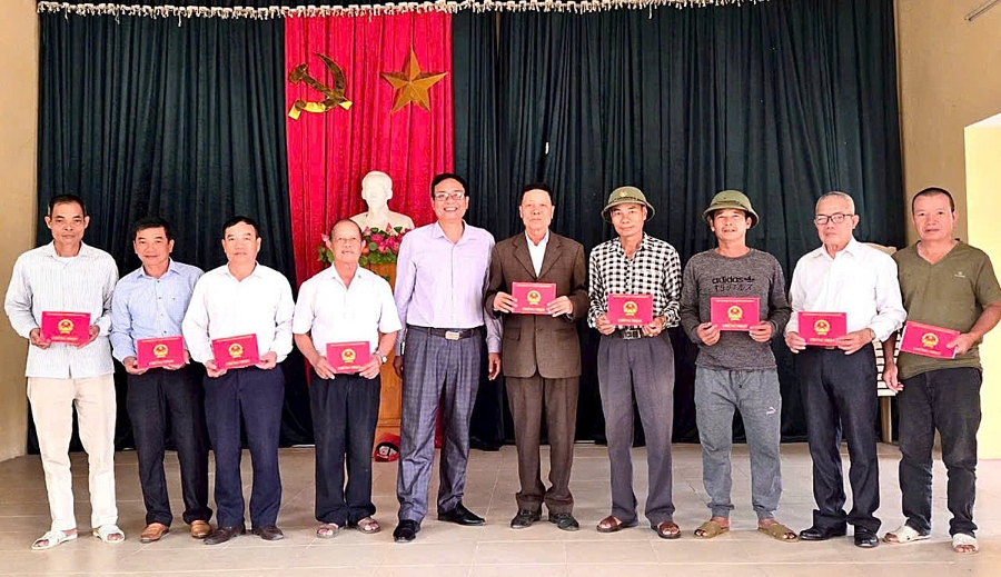 Ông Phạm Sỹ Hiệp - Giám đốc Trung tâm đào tạo phát triển kinh tế HTX và doanh nghiệp trao chứng chỉ cho các học viên đã hoàn thành khóa học nghề truyền thống.