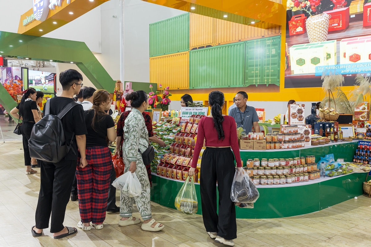 Từ Bắc vào Nam, mỗi gian hàng là một câu chuyện riêng.