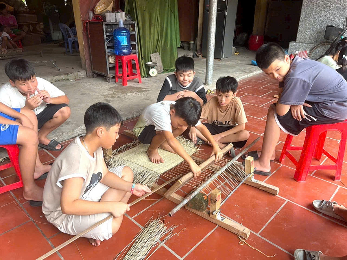 Nhiều học sinh vô cùng hào hứng khi được tham gia các lớp dạy nghề truyền thống.