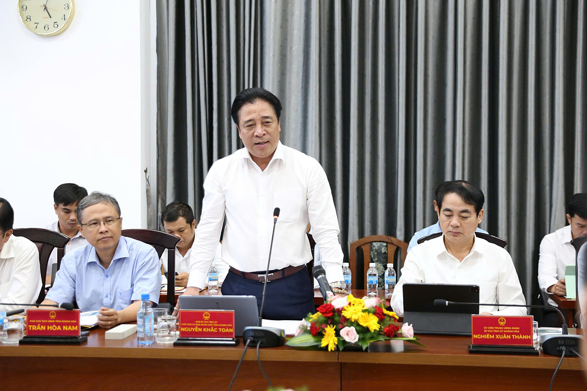 Ông Nguyễn Khắc Toàn, Phó Bí thư Tỉnh ủy, Chủ tịch UBND tỉnh Khánh Hòa phát biểu tại buổi làm việc.