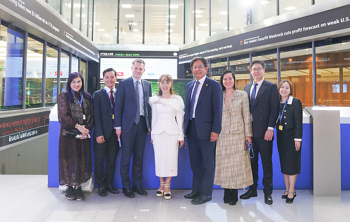 Lãnh đạo HDBank thăm và làm việc tại Sở giao dịch chứng khoán London.