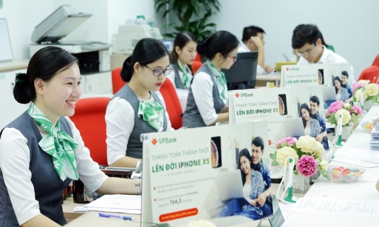 Ngân hàng lãi lớn, thu nhập nhân viên ra sao?