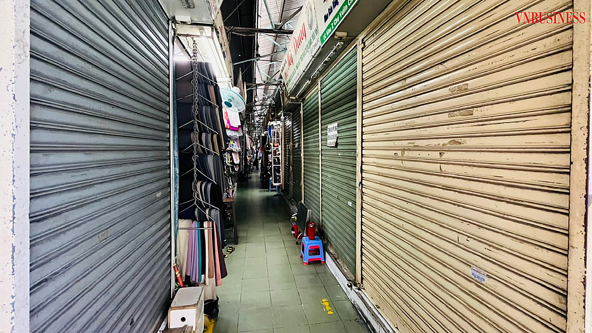 Nhiều gian hàng đóng cửa im lìm hoặc treo biển sang nhượng gấp.