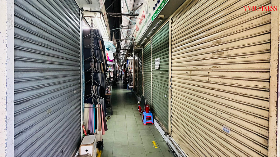Nhiều gian hàng đóng cửa im lìm hoặc treo biển sang nhượng gấp.