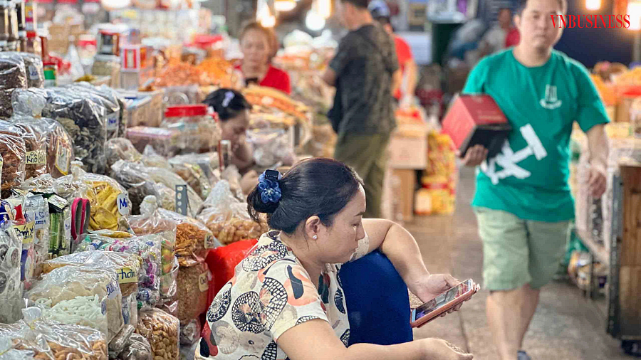 Hàng hóa vẫn đầy ắp, nhưng sức mua sụt giảm khiến nhiều gian hàng chỉ mở cầm chừng.