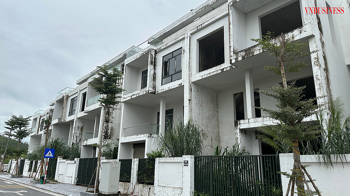 Những dãy biệt thự - từng là kỳ vọng sinh lời của nhiều nhà đầu tư đang ngủ kỹ giữa lòng Hạ Long.