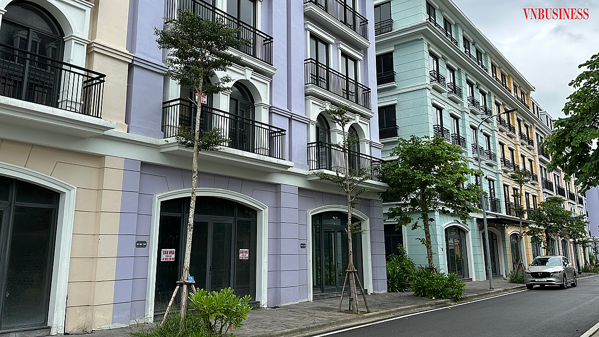 Nhiều dãy shophouse sát biển được thiết kế bắt mắt những vẫn không có khách thuê.